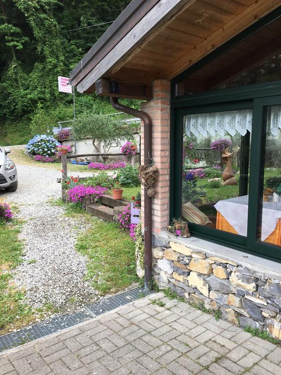 Agriturismo La Taverna Del Nonno Borzonasca Bagian luar foto